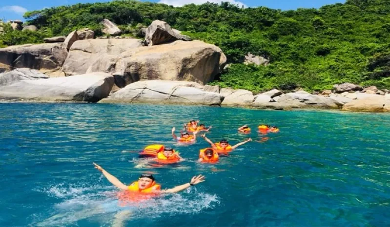 Còn gì thích thú hơn khi được hòa mình vào làn nước biển mát lạnh của Vịnh