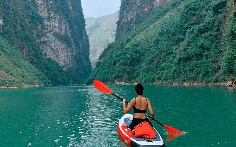 Chèo Kayak ở hồ Ba Bể (Nguồn: Internet)